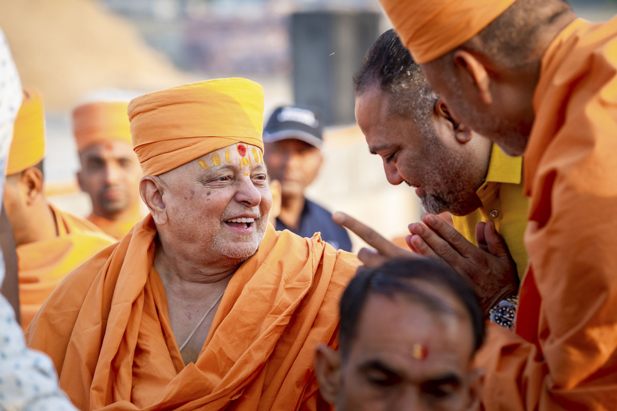 Pujya Ishwarcharan Swamishri in conversation with a devotee