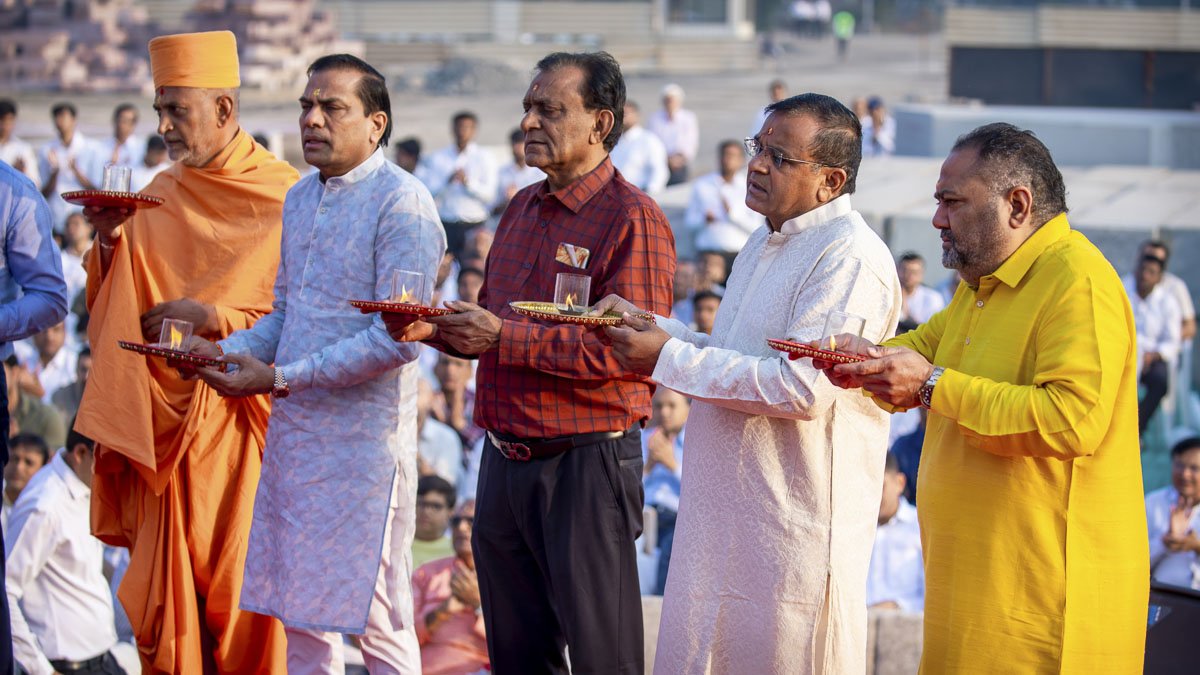 Munivandan Swami and devotees perform the arti