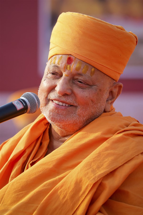 Pujya Ishwarcharan Swami addresses the assembly