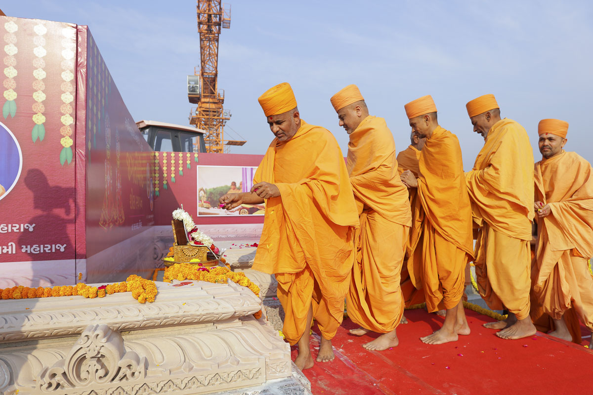 Sadhus perform pujan of the jagatipith