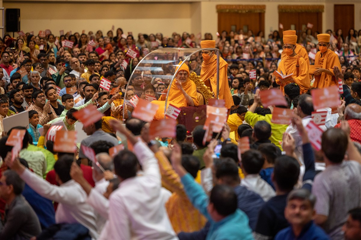 Mahant Swami Maharaj’s Arrival at London