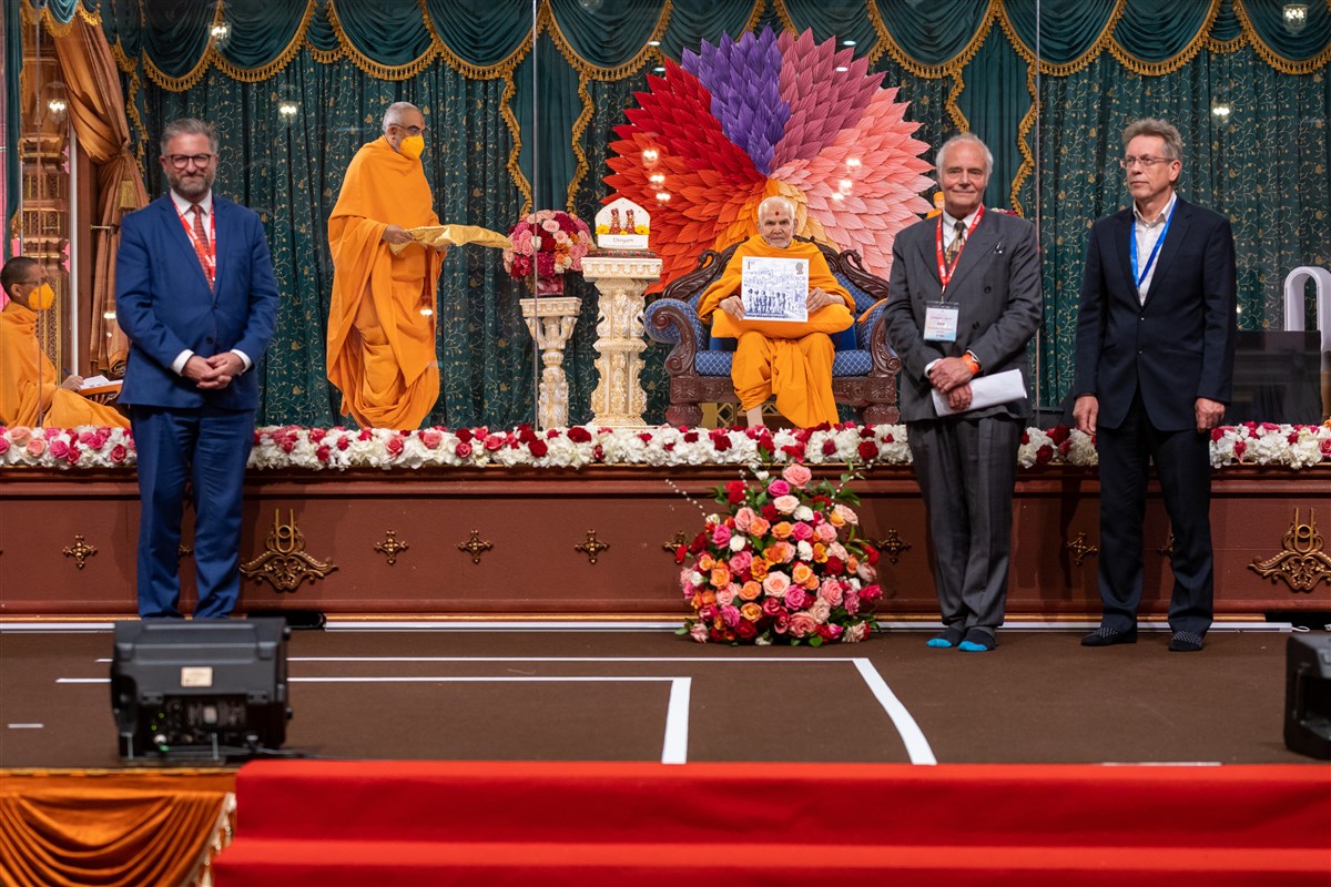 Mahant Swami Maharaj presented the stamp to the audience and blessed the team from Royal Mail