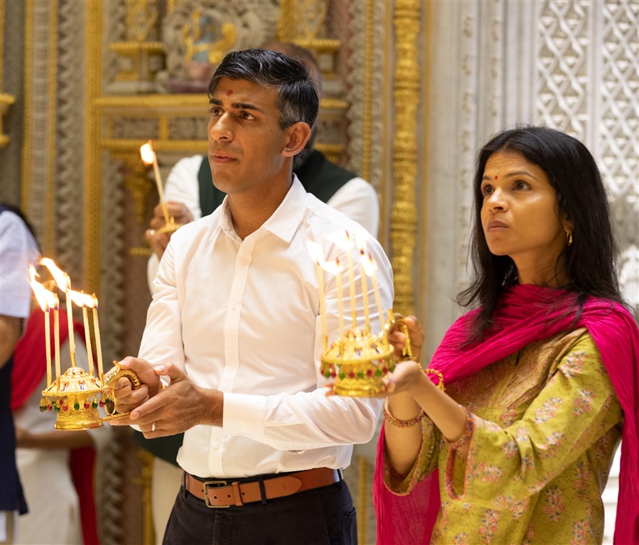 Mr Sunak and Mrs Murty perform arti