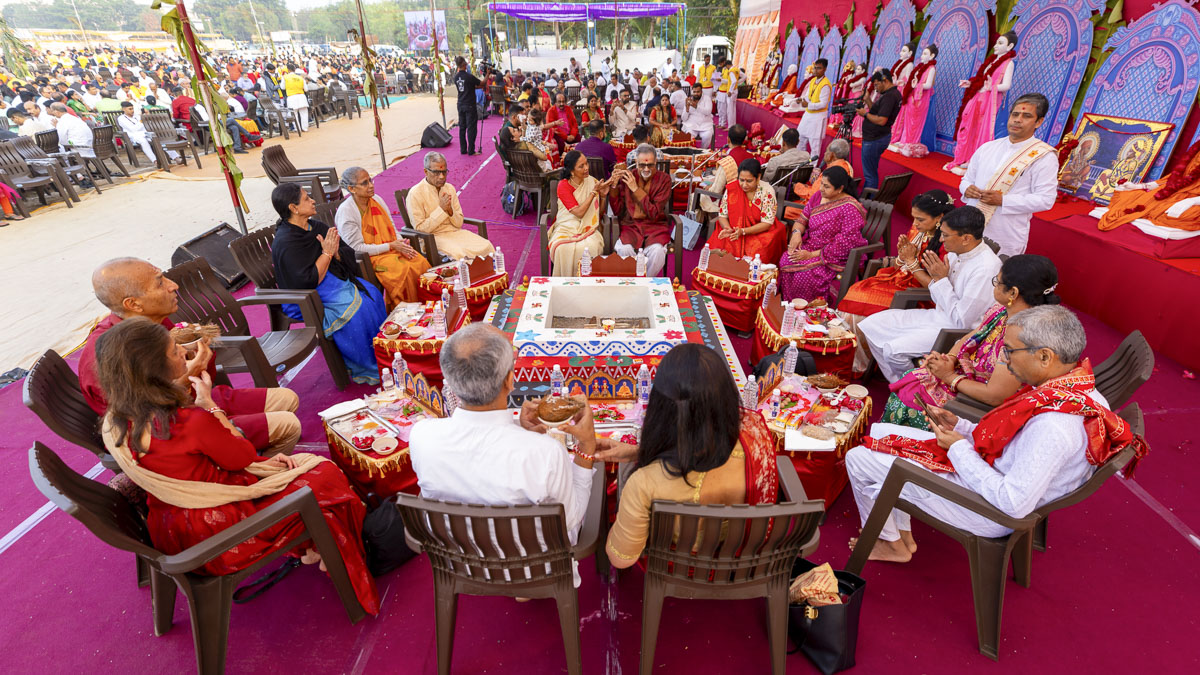 Devotees perform the yagna rituals
