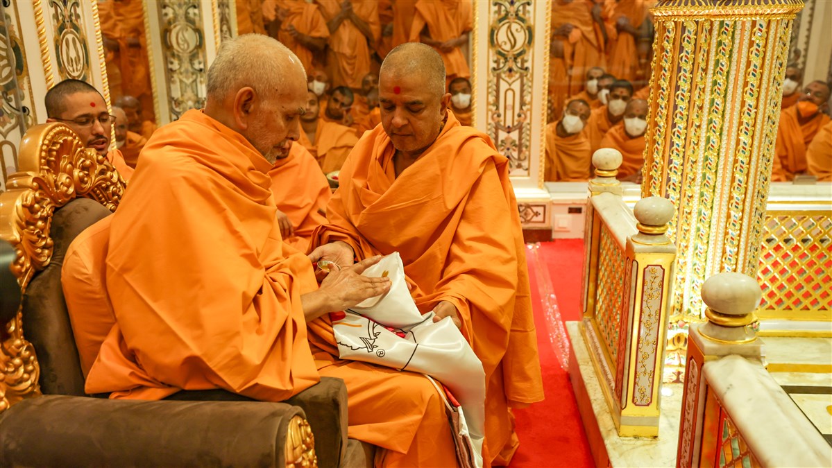 HH Mahant Swami Maharaj blesses the flag that will be placed on the BAPS Hindu Mandir in the Holy Aksharderi