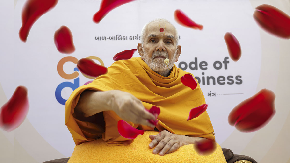 Swamishri honors children’s activities volunteers with flower petals