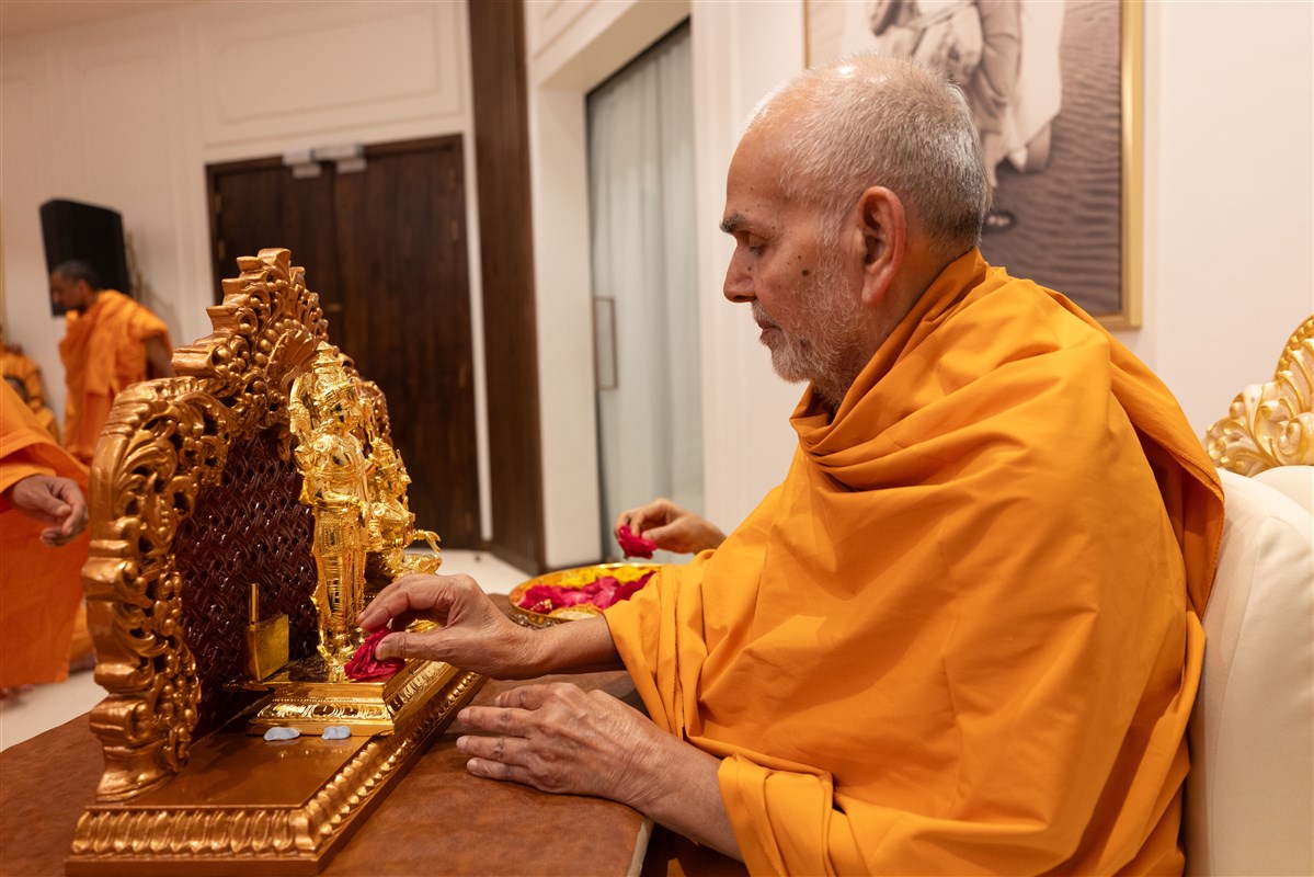 Swamishri offering his reverence to Shri Padmavati-Shrinivas Bhagwan
