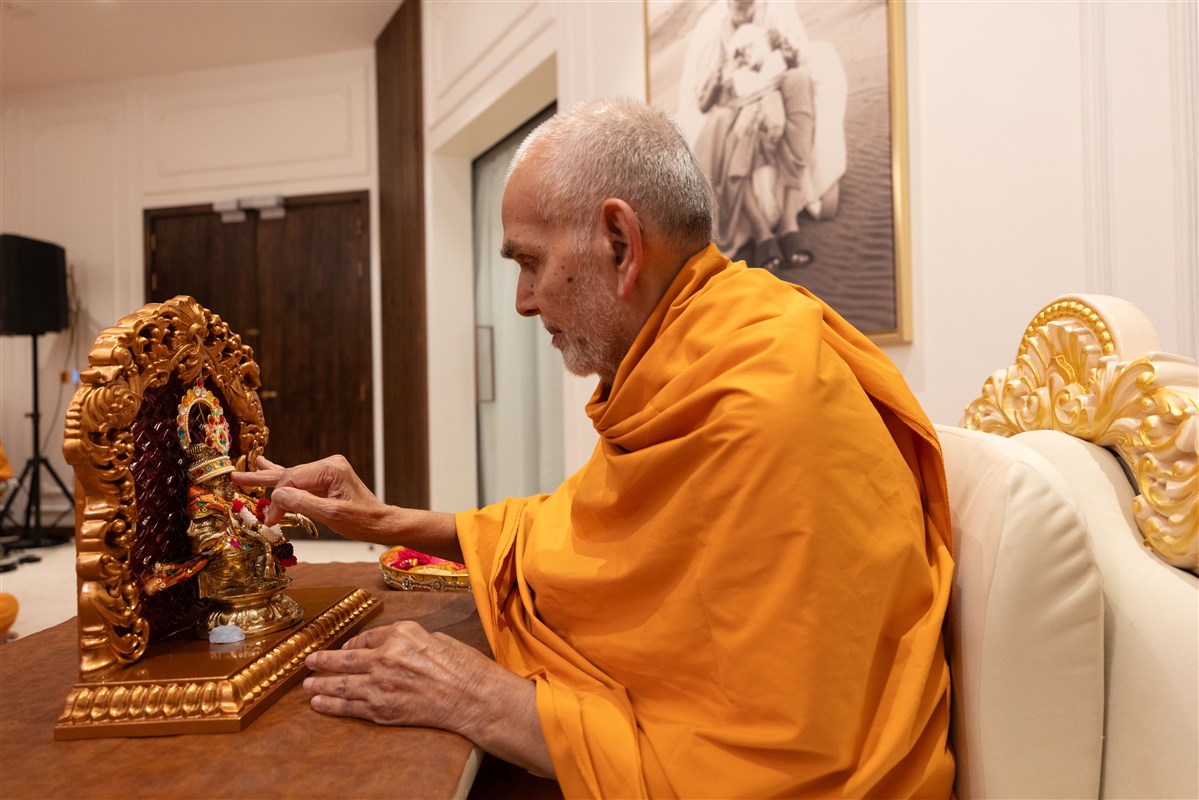 Swamishri offering his reverence to Shri Ayyappa Swami