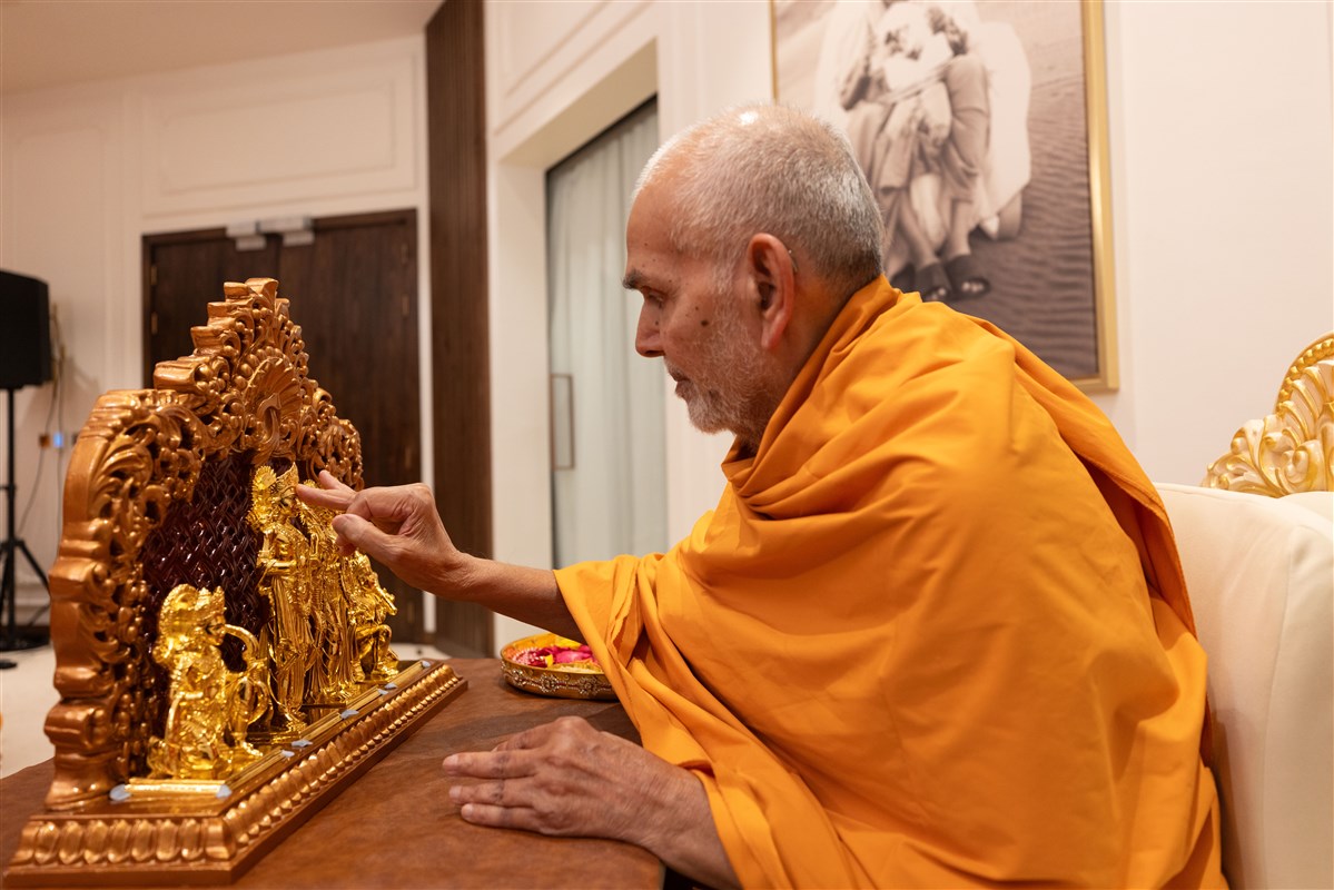 Swamishri offering his reverence to Shri Sita-Rama Bhagwan & Parivar