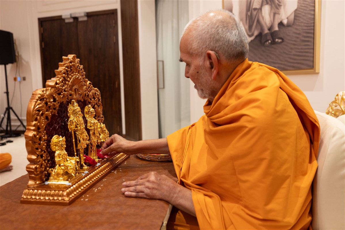 Swamishri offering his reverence to Shri Parvati-Shankar Bhagwan & Parivar