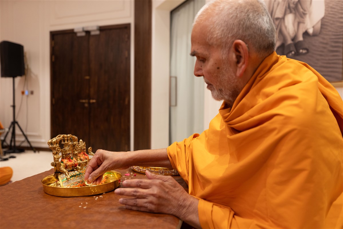 Swamishri offering his reverence to Bhudeviji and Shrideviji
