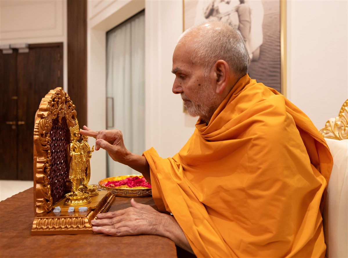 Mahant Swami Maharaj blessed the Vishwa Samvadita Yagna (Vedic Prayers for Global Harmony) by offering his reverence to each of the shrine murtis