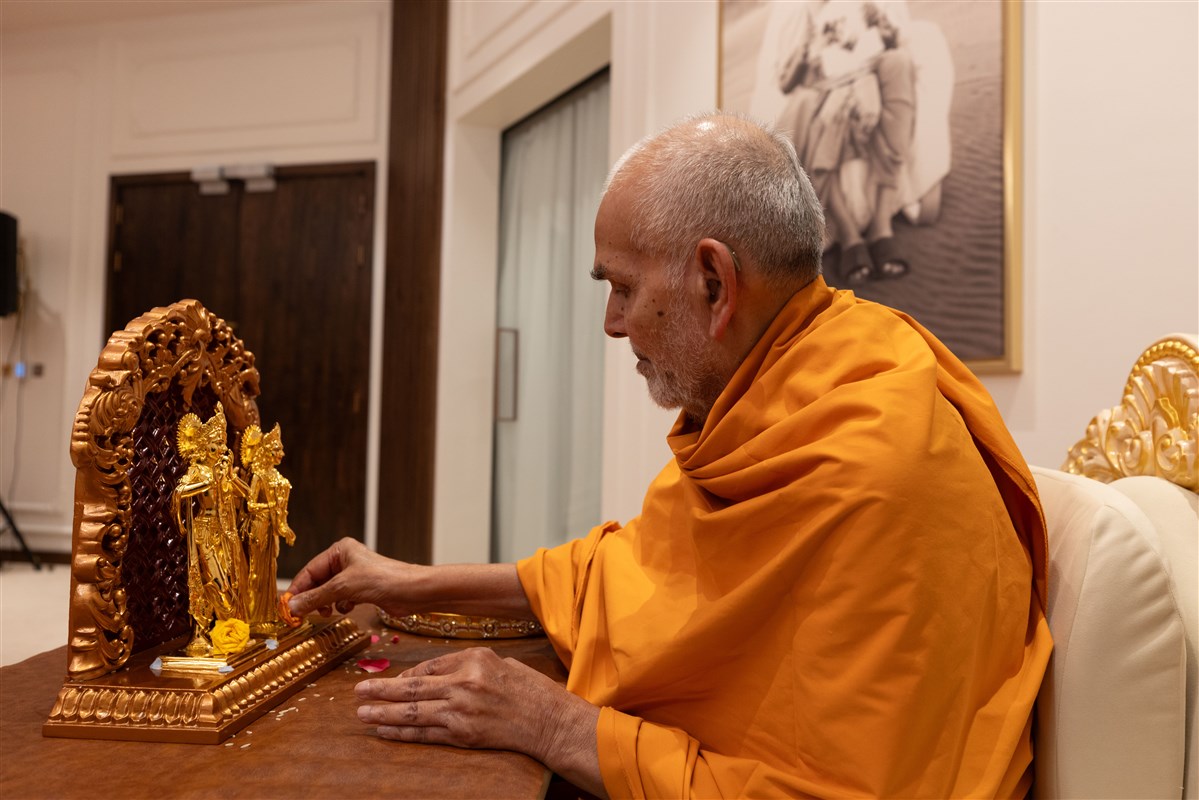 Swamishri offering his reverence to Shri Radha-Krishna Bhagwan