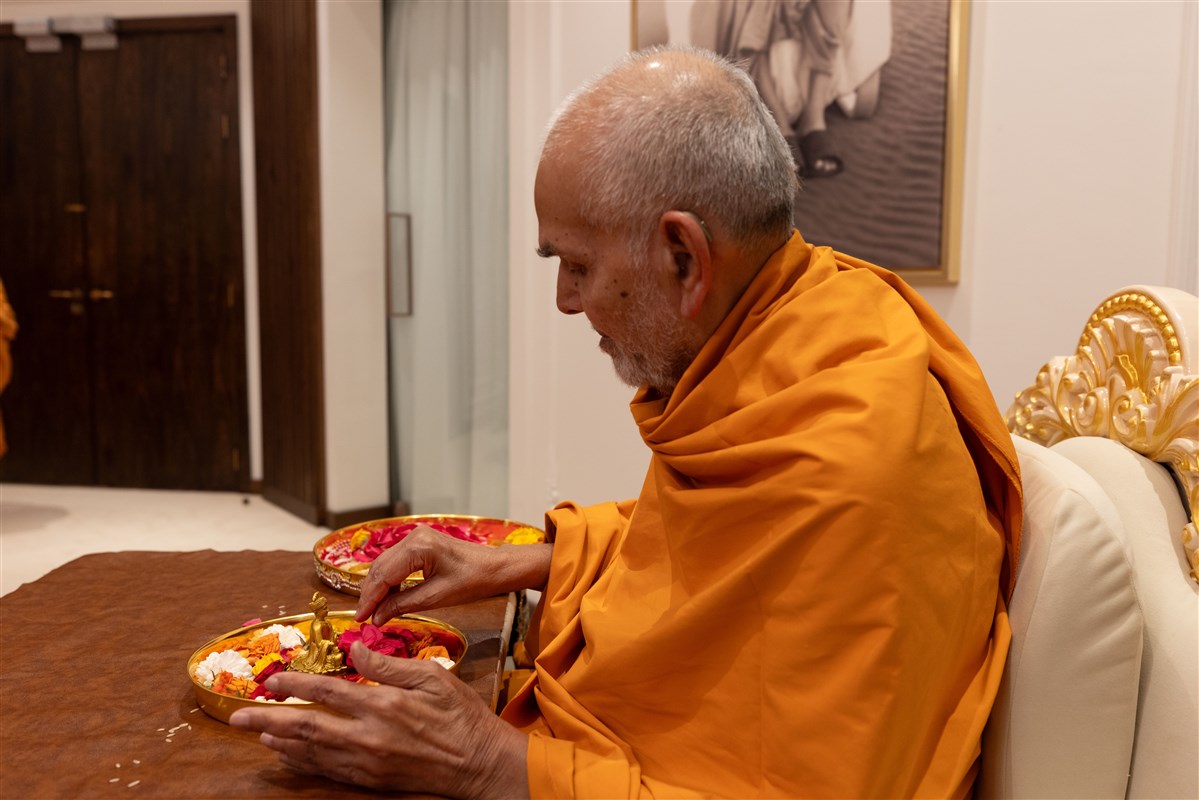 Swamishri offering his reverence to the abhishek murti of Bhagwan Swaminarayan