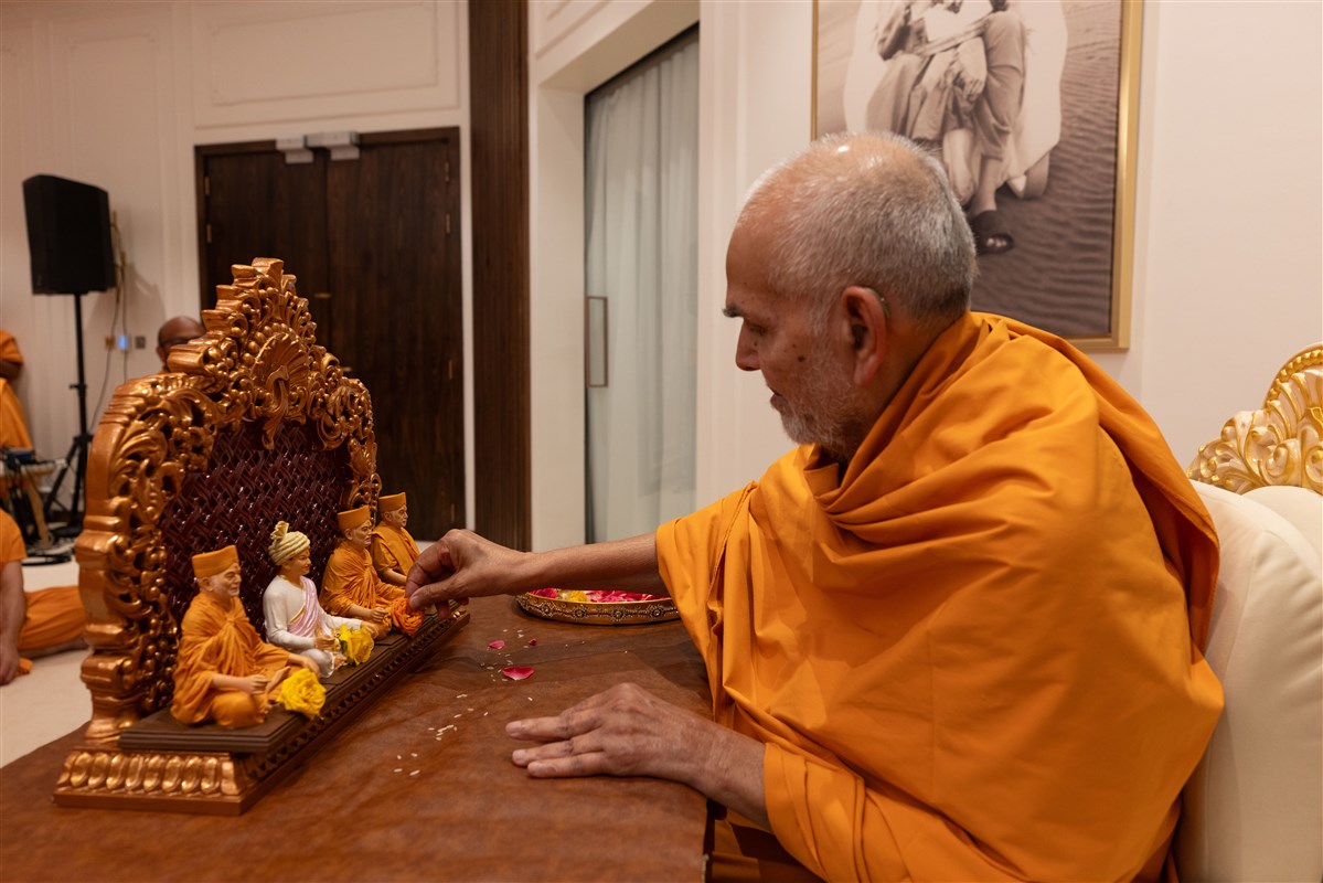 Swamishri offering his reverence to the Guru Parampara