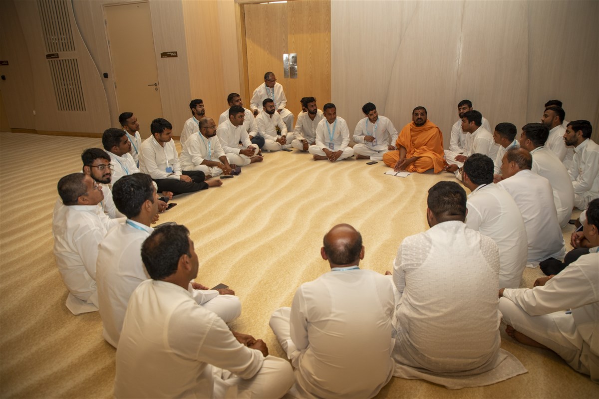 Swami Sarvajitdas engaged in a group discussion on 'Understanding the Virtues of Satpurush'