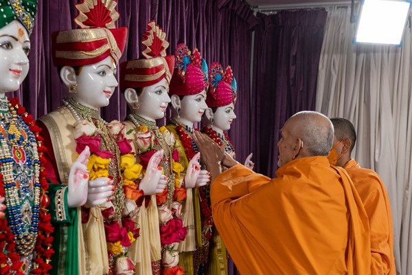 Murti Pratishtha by HH Mahant Swami Maharaj
