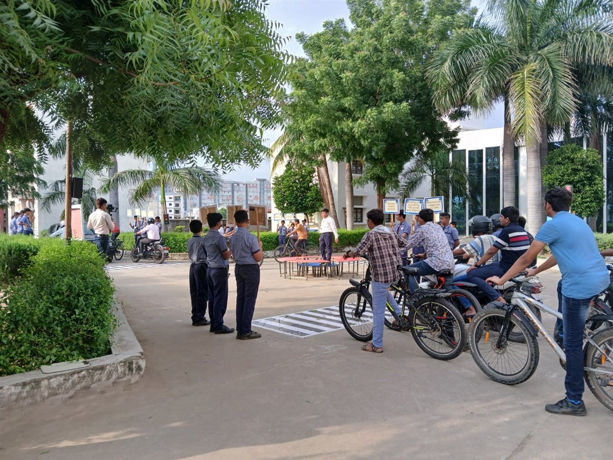 વિદ્યાર્થીઓ દ્વારા શાળા પરિસરમાં સર્કલ ક્રિએટ