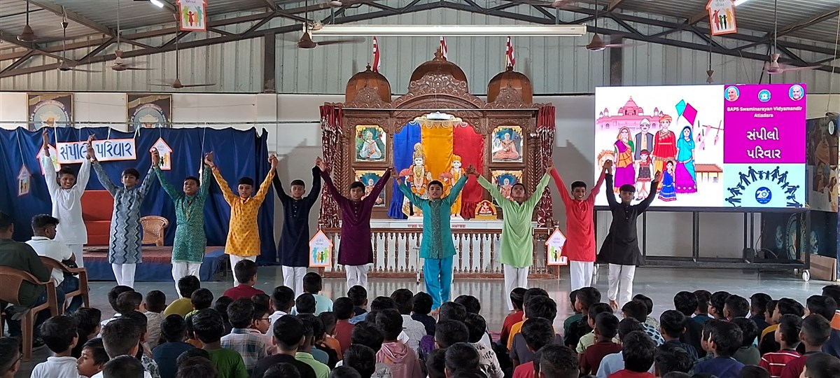 માત-પિતાને વંદના પ્રાર્થના પર વિદ્યાર્થીઓનું પરફોર્મન્સ
