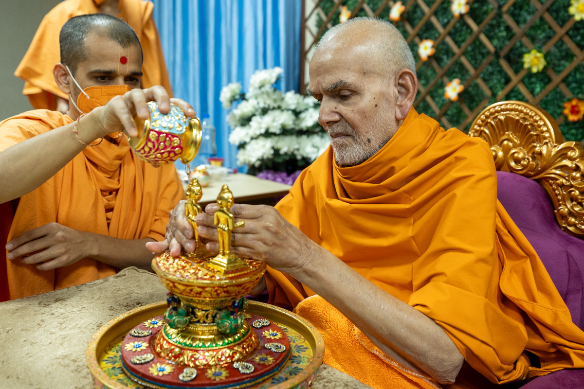 Swamishri bathes Shri Gunatitanand Swami Maharaj