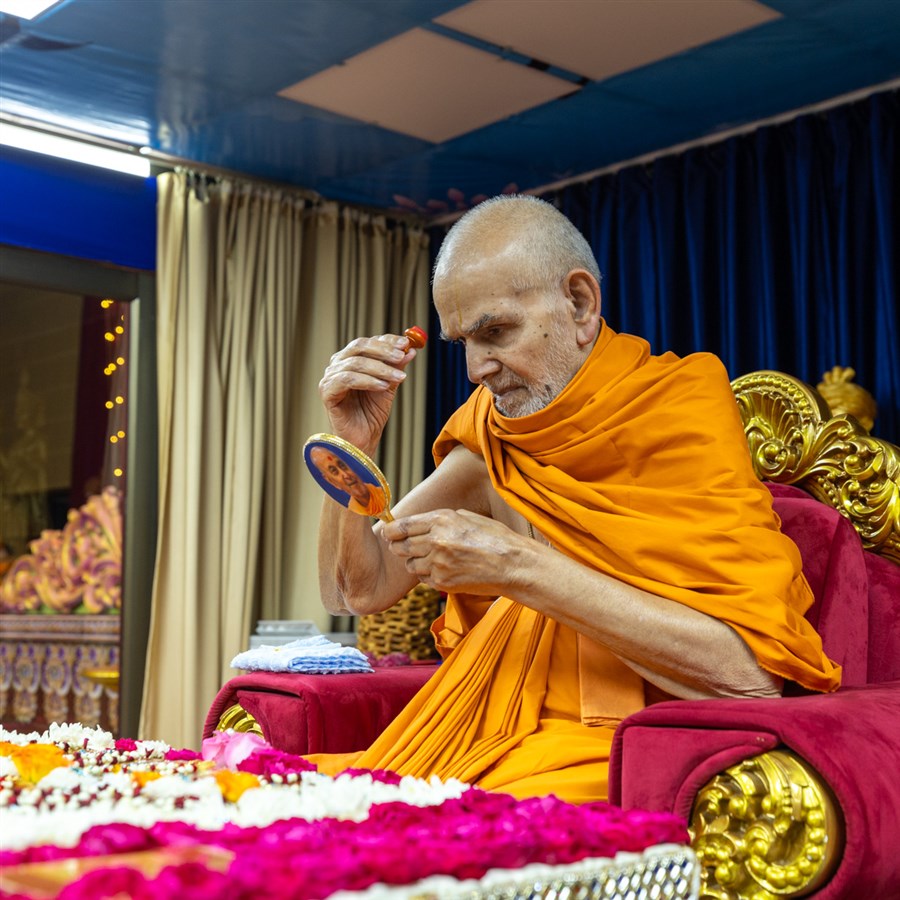 Swamishri applies a chandlo 
