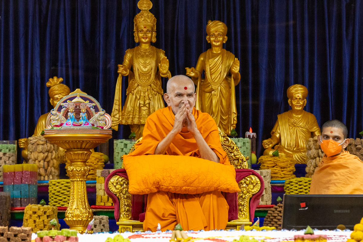 Swamishri greets all with folded hands