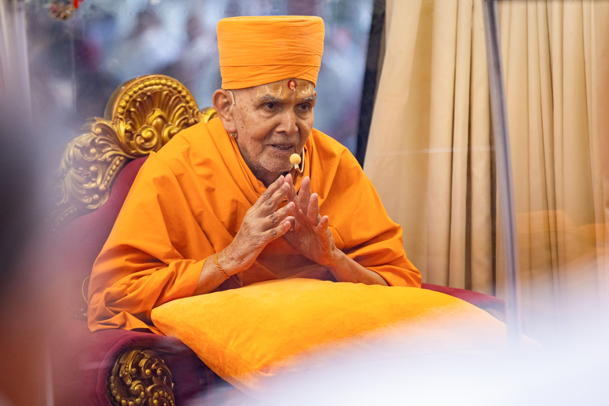 Swamishri blesses the assembly