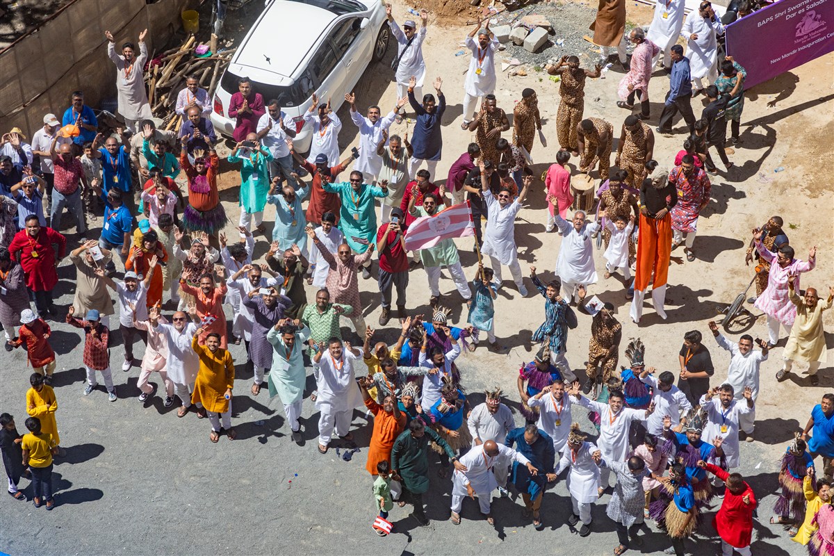 Devotees rejoice before Swamishri