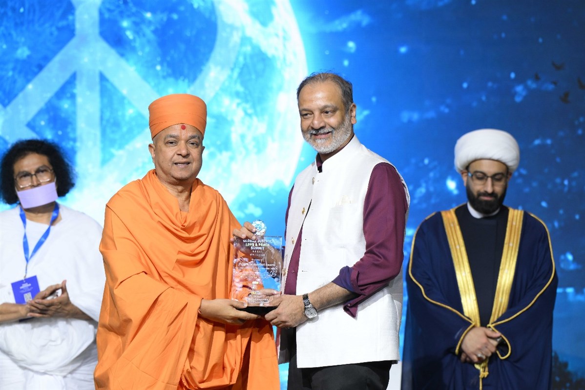 Dr Huzaifa Khorakiwala presented a memento to Swami Brahmaviharidas at the Global Justice, Love, and Peace Summit in Dubai