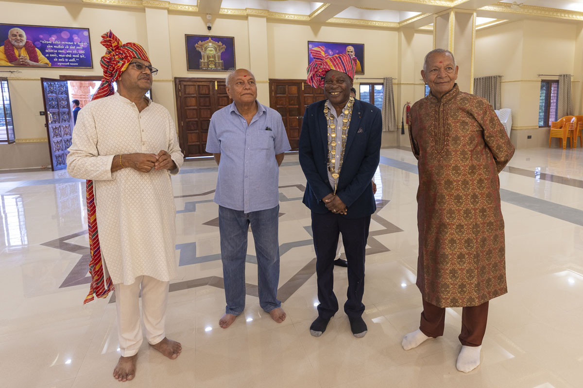 Devotees with a dignitary