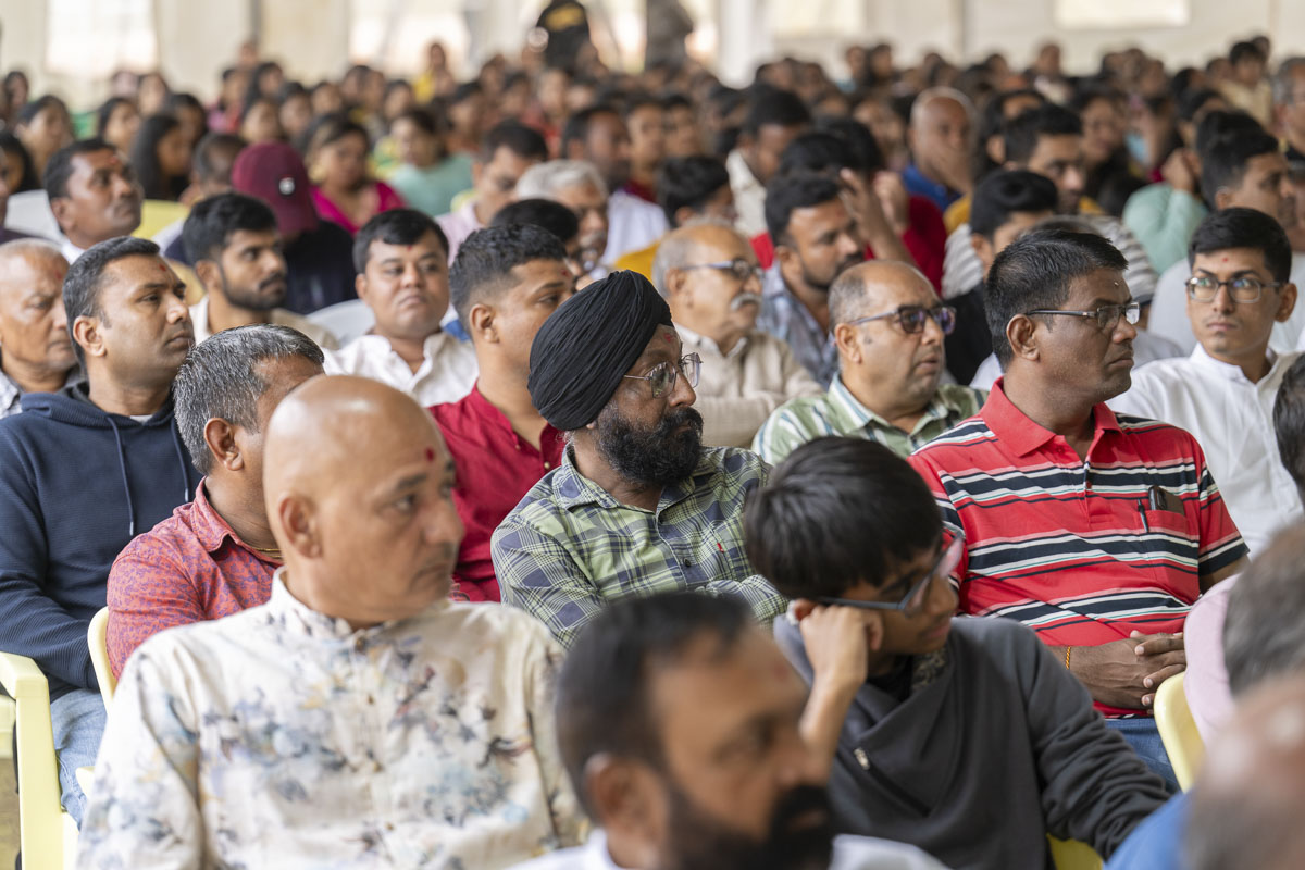Devotees during the assembly