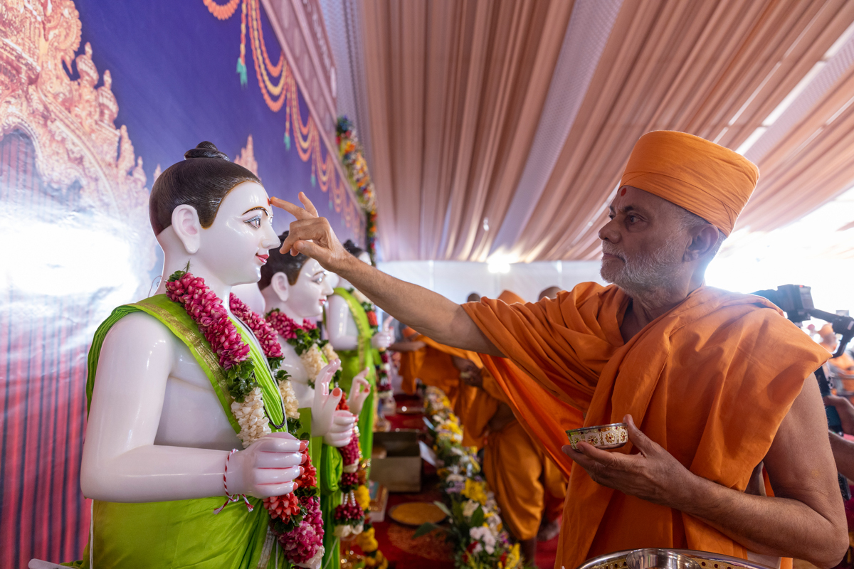 Pujya Viveksagar Swami performs pujan of the murtis