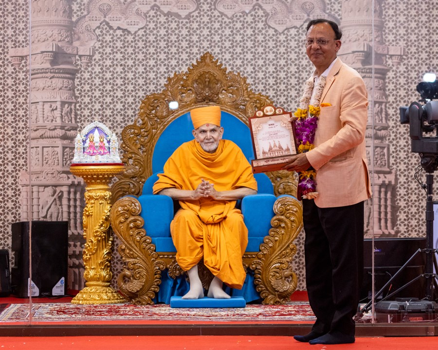A dignitary with Swamishri