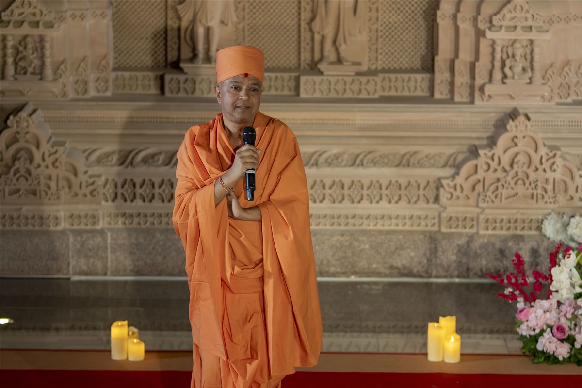 Swami Brahmaviharidas opened by reflecting on the profound power of music and melody, showing how a simply melody can transform not only the world around us but also the world within.