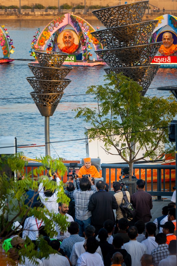 Devotees doing darshan of Swamishri