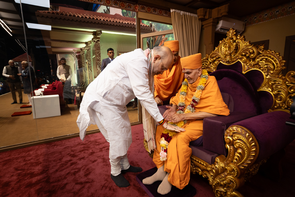 Shri Amitbhai Shah honors Swamishri with a garland