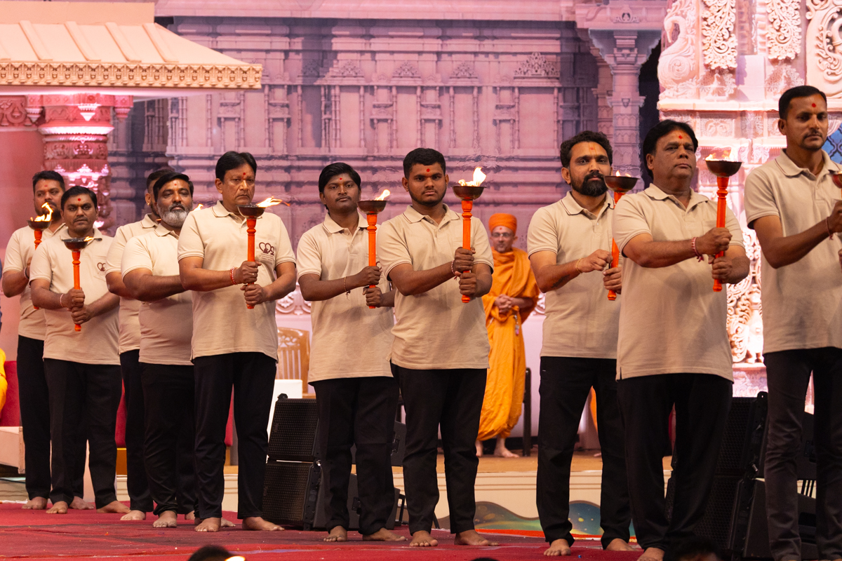 Yuvaks hold mashals
