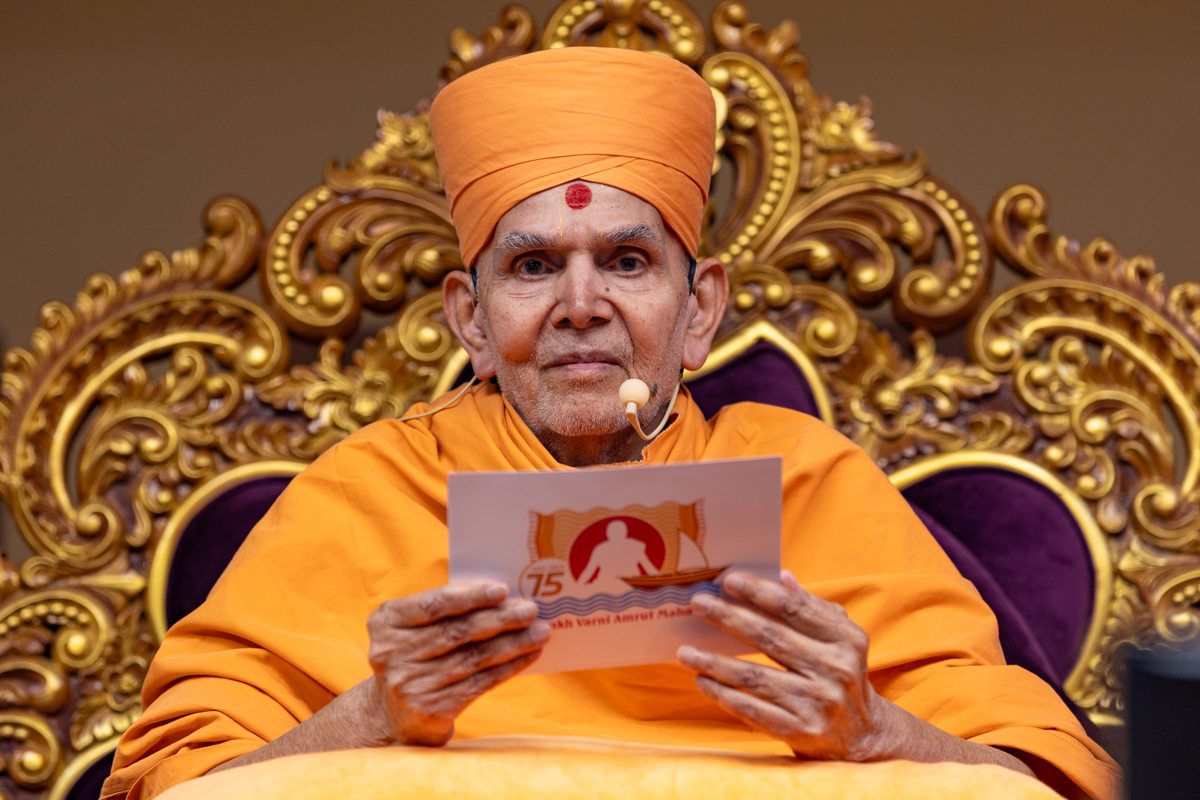 Swamishri blesses the assembly