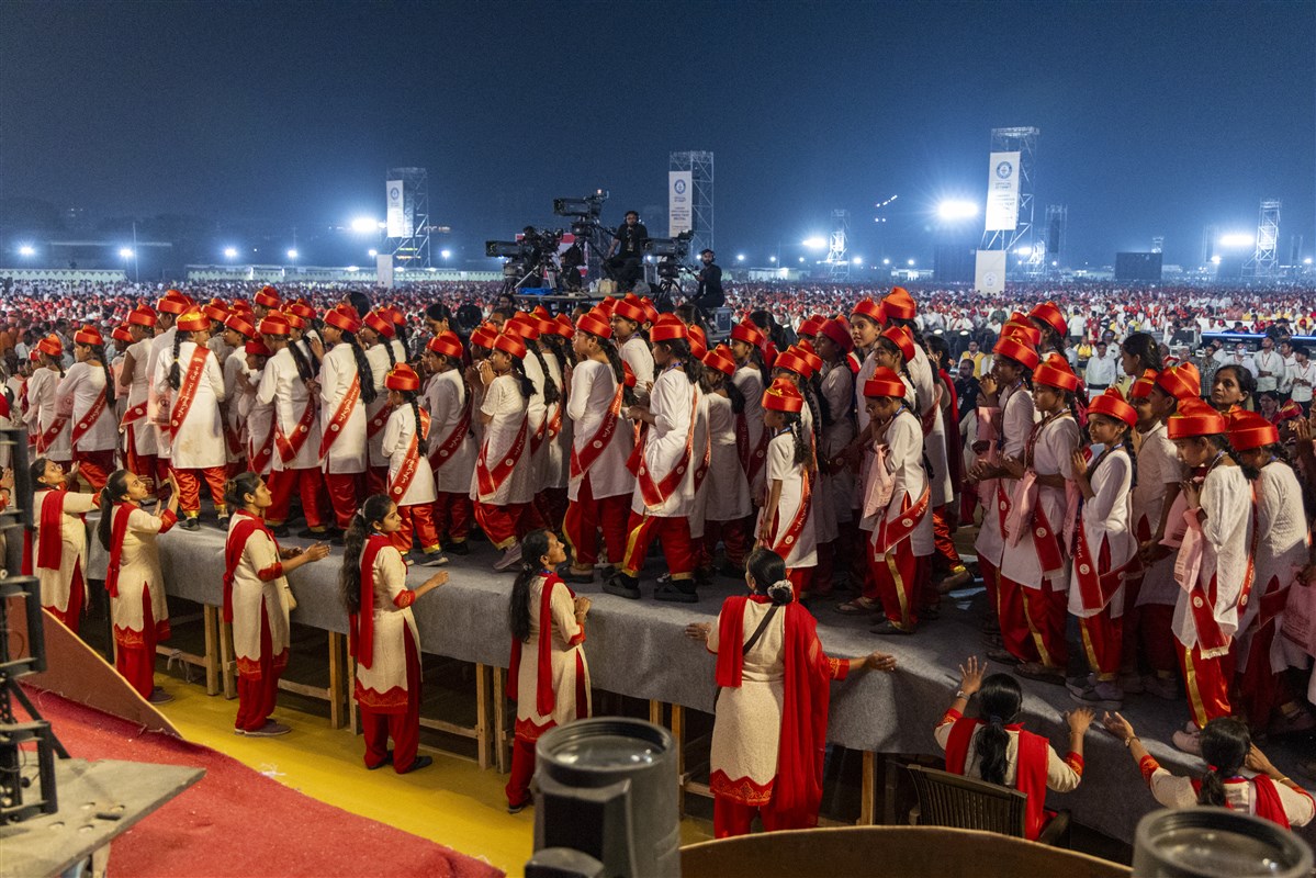 Balika vidvans doing darshan of Swamishri