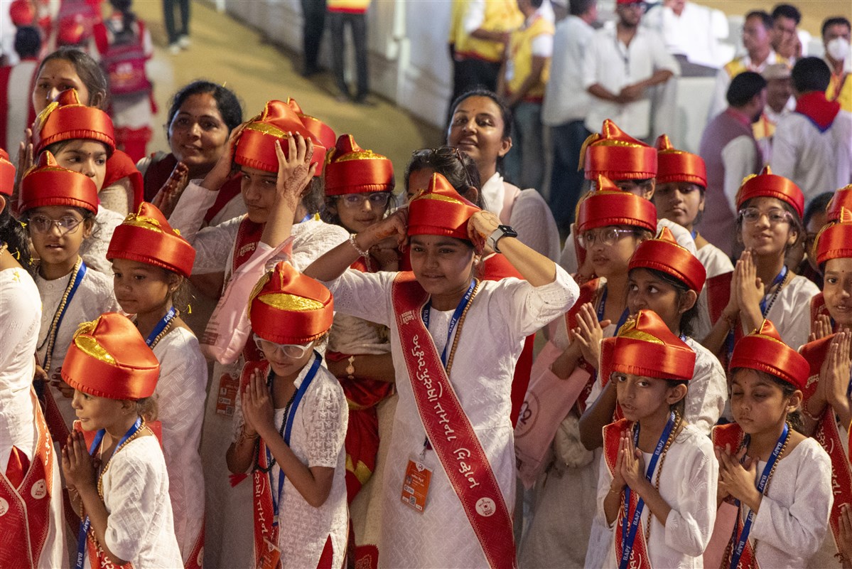 Balika vidvans doing darshan of Swamishri