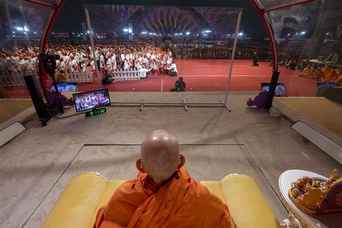 Bal vidvans doing samip darshan of Swamishri