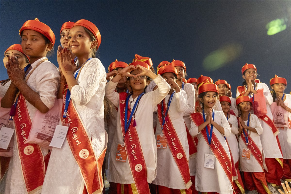 Balika vidvans doing darshan of Swamishri
