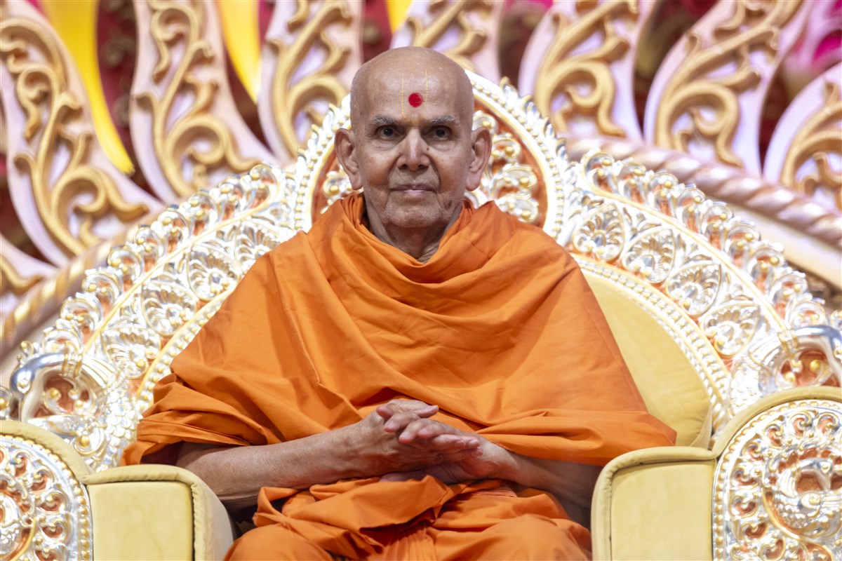 Swamishri greets all with folded hands