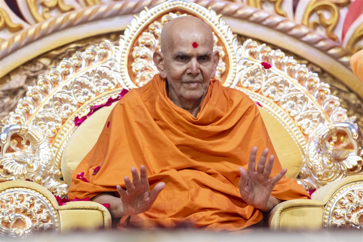 Swamishri blesses all