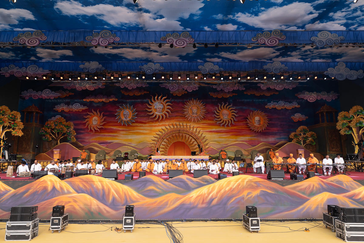 Swamis and yuvaks sing kirtans