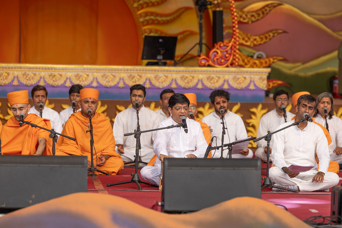 Swamis and yuvaks sing kirtans