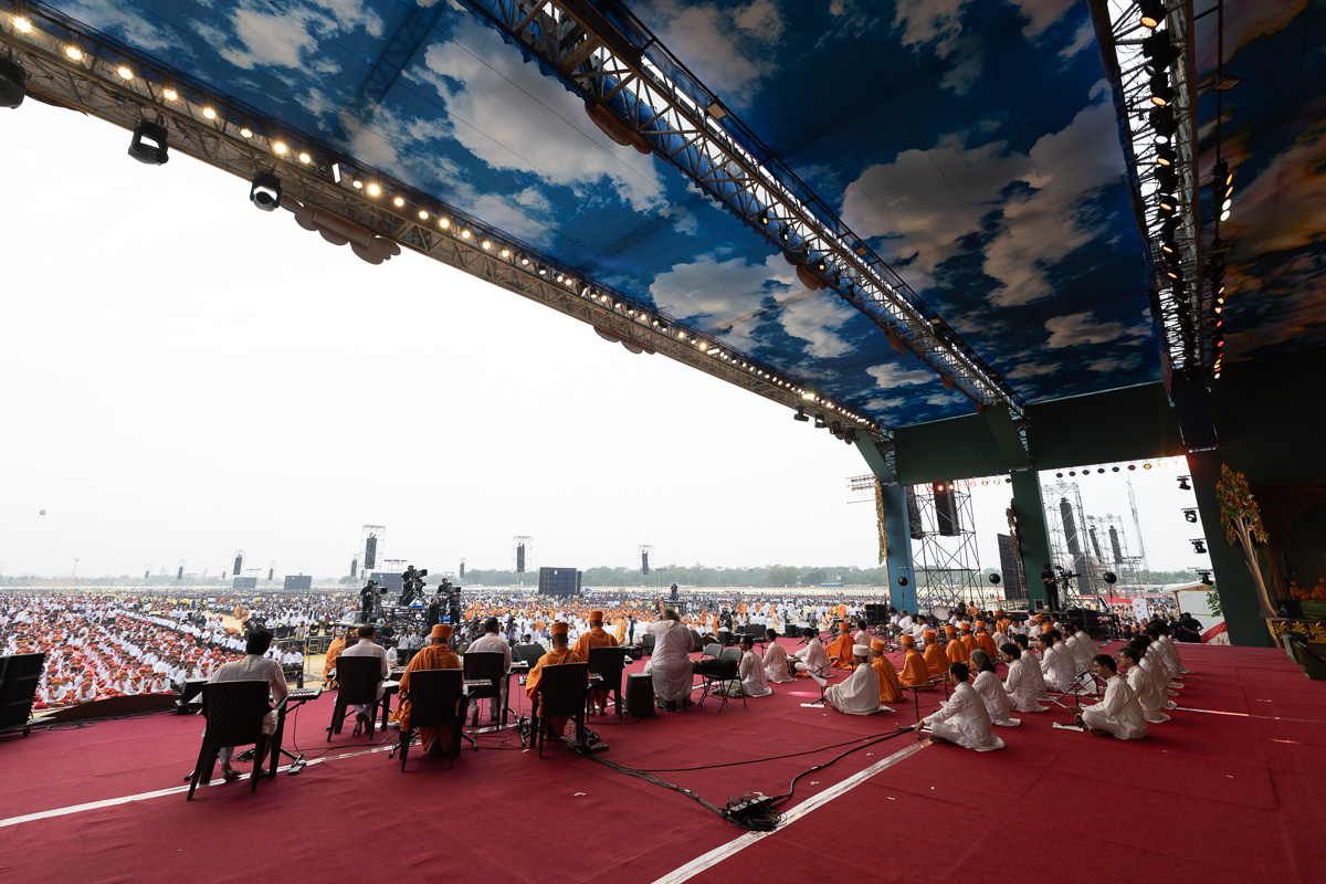 Swamis and yuvaks sing kirtans