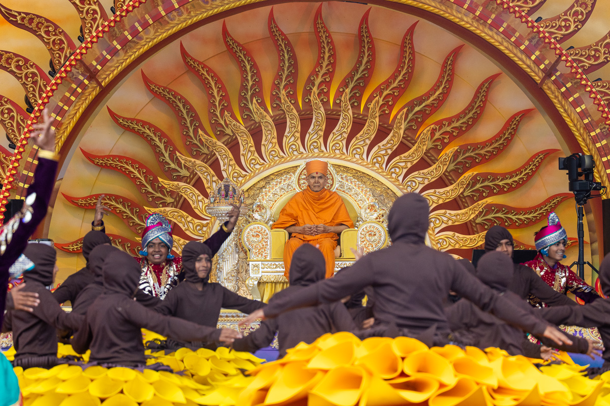 Swamishri watches the performance