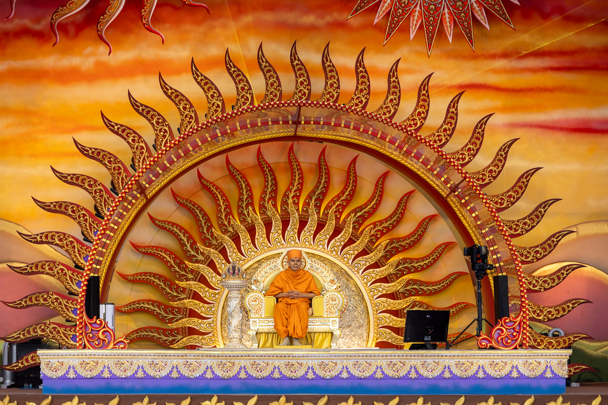 Swamishri watches the performance