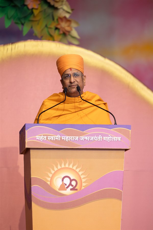 Aksharvatsal Swami Swami addresses the assembly